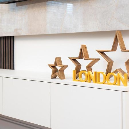 London'S Modern Nuance Apartment - Battersea Bagian luar foto