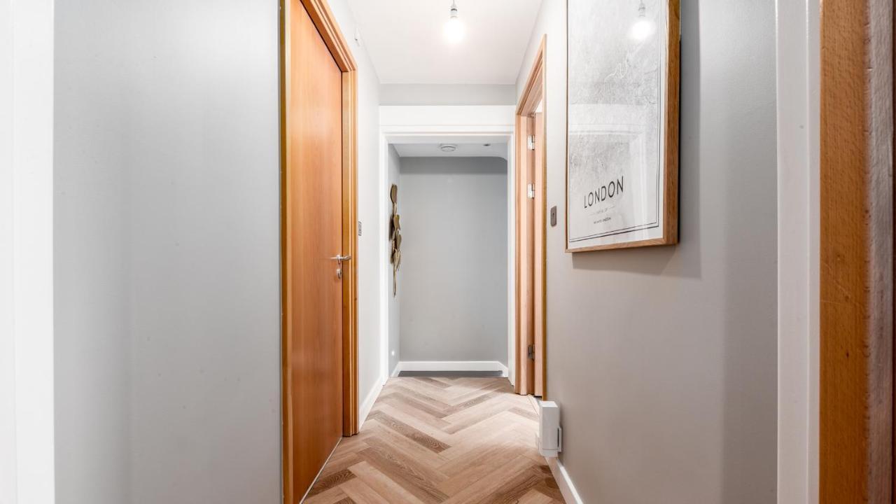 London'S Modern Nuance Apartment - Battersea Bagian luar foto