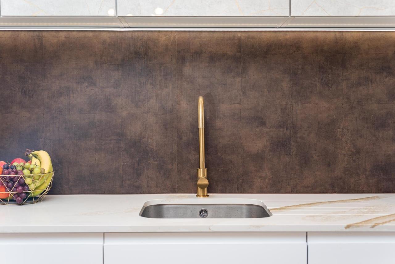London'S Modern Nuance Apartment - Battersea Bagian luar foto